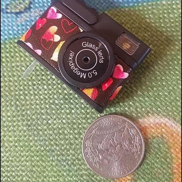Heart Print Retro Digital Camera w/ Flash Keychain - Picture 8 of 12